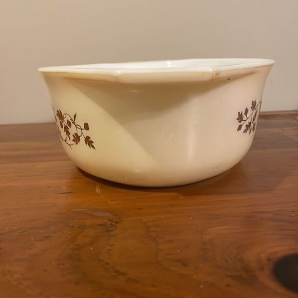 Pyrex Empire Golden Scroll Casserole Dish 1 1/2 quart - Picture 2 of 10